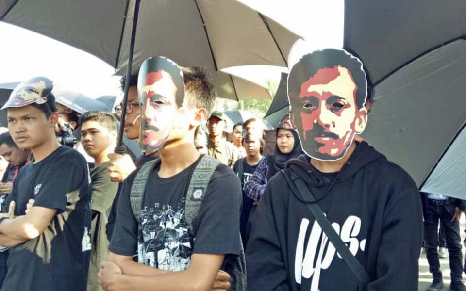 Protesters wear Munir masks at Thursday action in Jakarta - Undated (Kumparan)