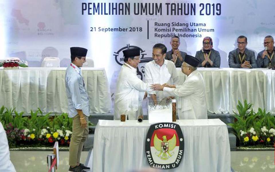 Uno, Prabowo, Widodo and Amin shake hands at KPU - September 21, 2018 (CNN)