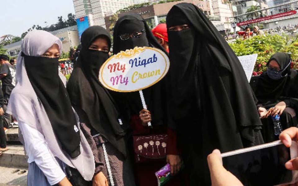 Women wearing niqab protest in Jakarta - September 10, 2017 (Tempo)