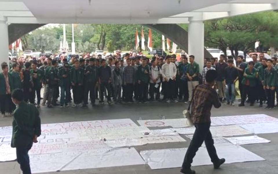 Anti-LGBT protest at USU – March 29, 2019 (Intai News)