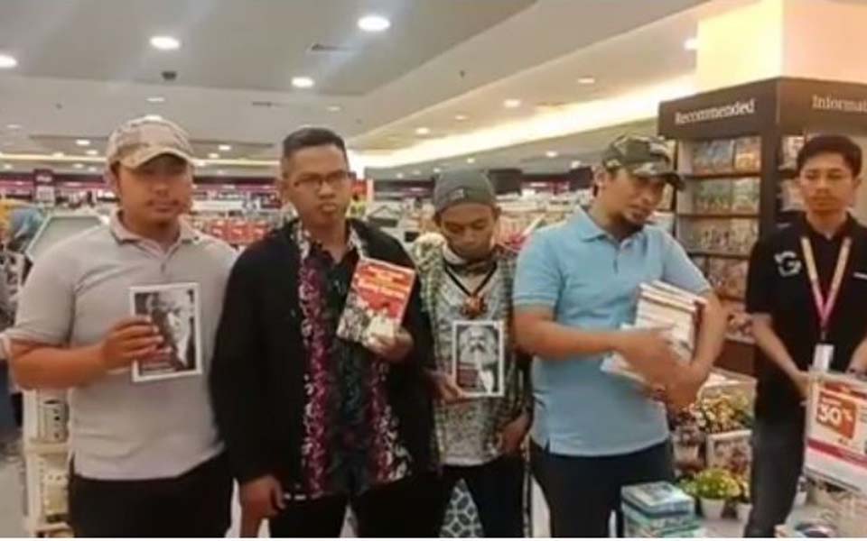 BMI members hold books at Gramedia bookstore in Makassar – August 3, 2019 (Suara)