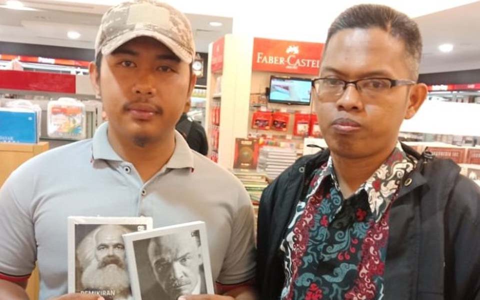 BMI members hold pictures of Marx and Lenin at Gramedia bookstore – August 3, 2019 (Tagar)