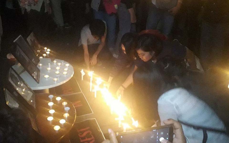 Candle lit vigil in front of the KPK building -- October 11, 2019 (Kompas)
