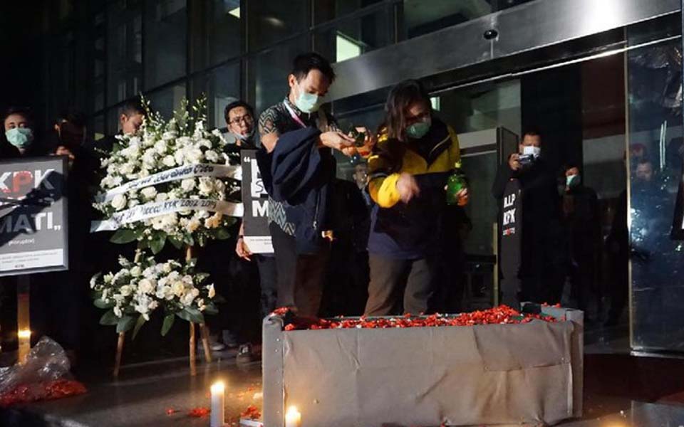 Civil Society Coalition activists scatter flowers at KPK building – September 17, 2019 (Detik)