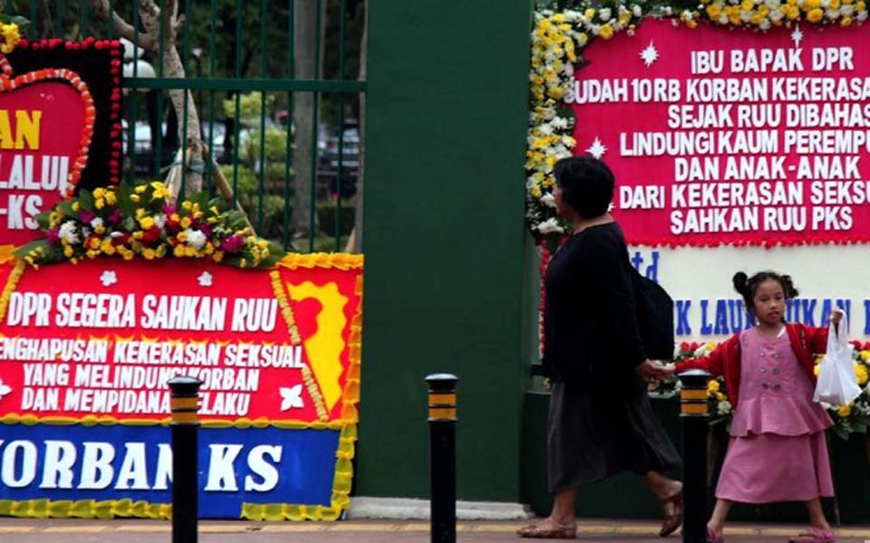 Flower boards at the front gate of the DPR – September 6, 2019 (Detik)