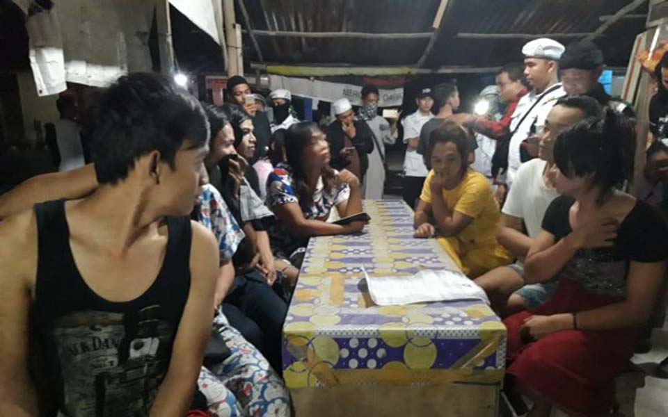 FPI members interrogate trans-women found during raid – May 16, 2019 (Riau 24)