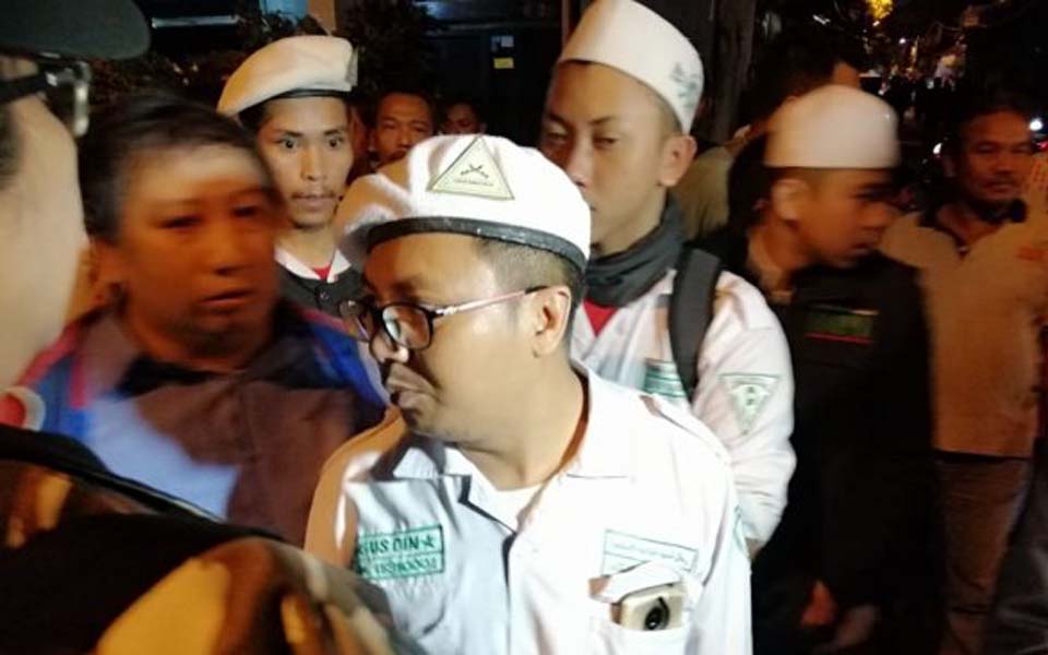 FPI vigilantes outside PRD anniversary event in Surabaya – July 22, 2019 (Suara)