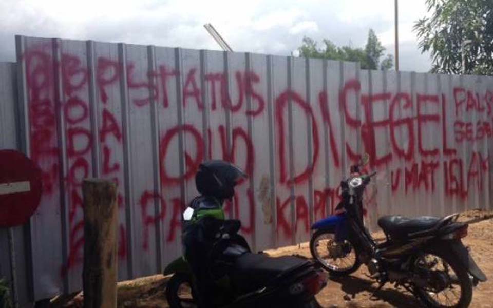 Graffiti reads ‘Sealed off by Islamic community’ (KBR)