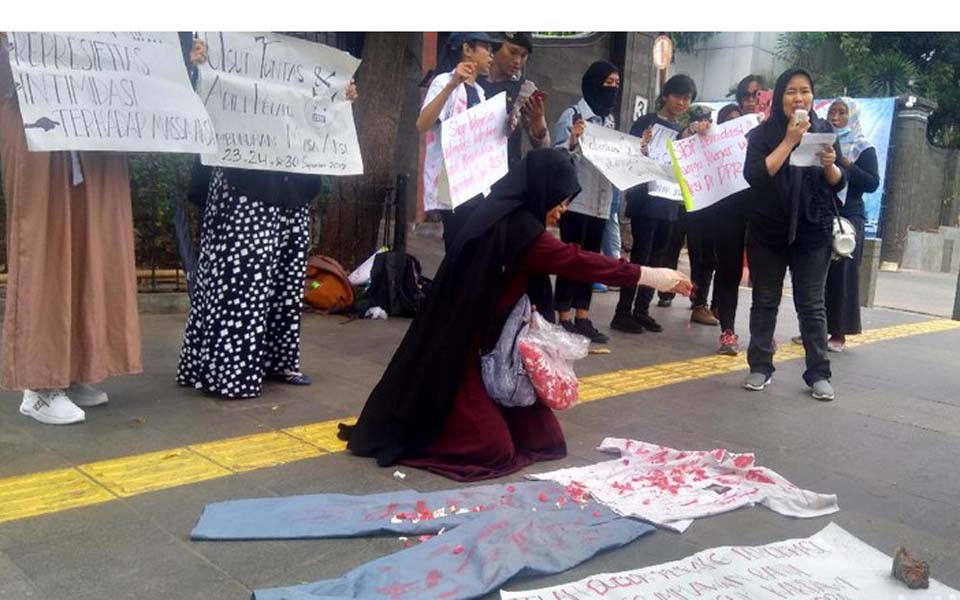 Housewives protest in front of Metro Jaya police headquarters – October 13, 2019 (Detik)