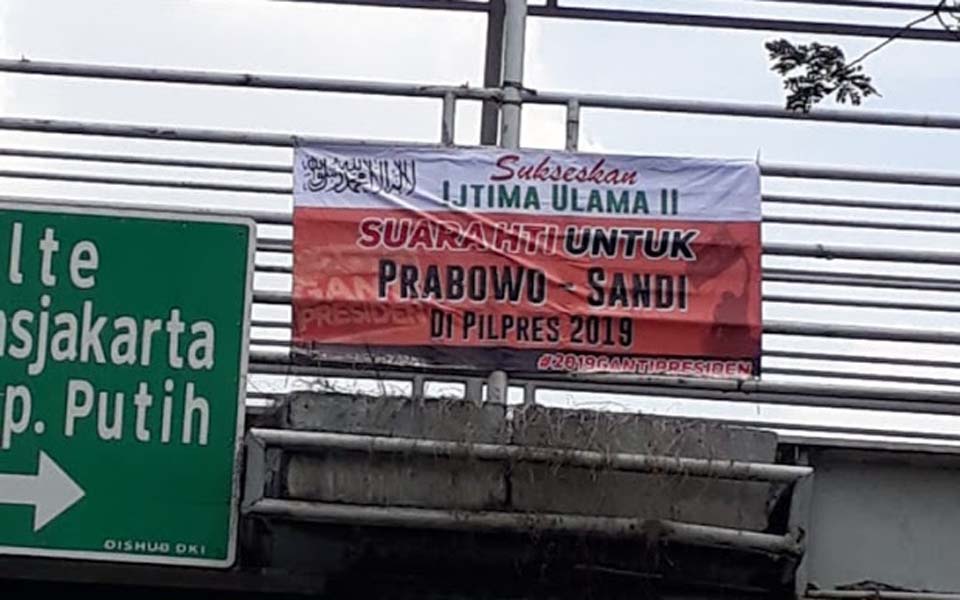 HTI banner on Jakarta footbridge supporting Prabowo (Nusa News)