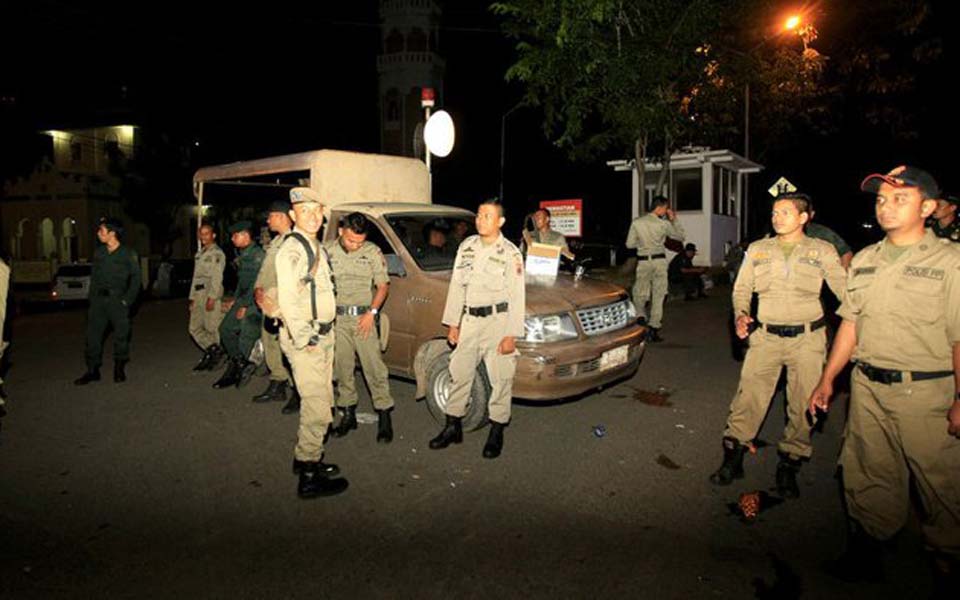 Islamic police and public order officers patrolling Banda Aceh – December 31, 2018 (Antara)