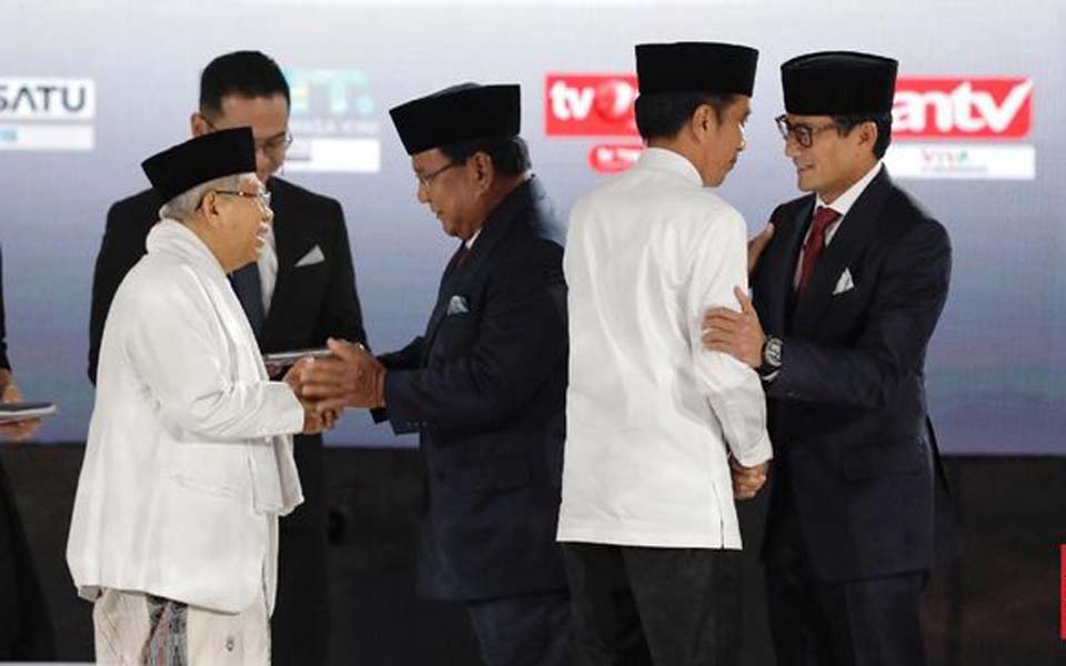 Ma’ruf, Prabowo, Widodo and Uno greet each other before presidential debate (CNN)