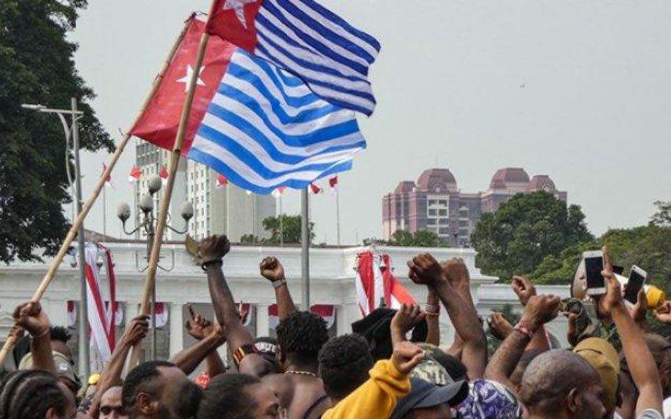 Morning Star flag flown at rally in front of State Palace – August 28, 2019 (Tribune)