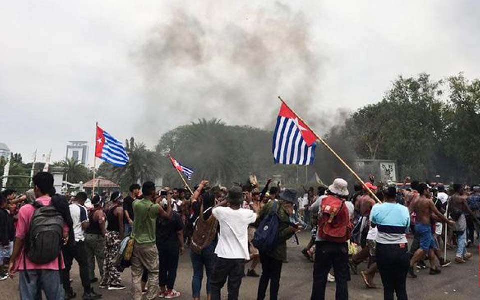 Papuan protesters fly Morning Star flag during rally at State Palace – August 28, 2019 (CNN)