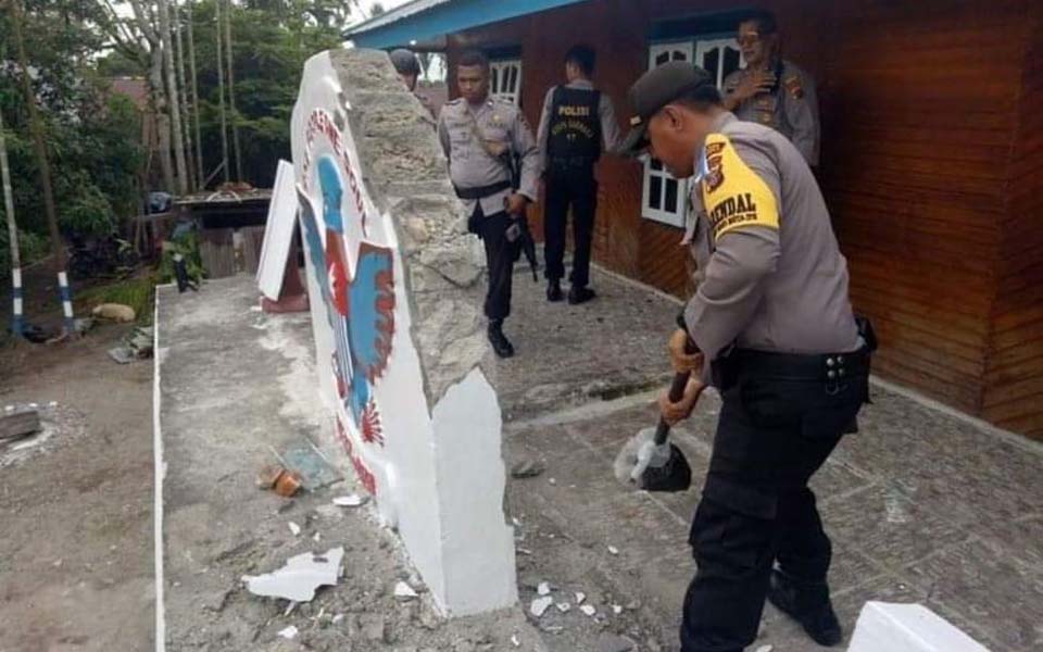 Police demolish KNPB symbol in front of office after takeover (KNPB)