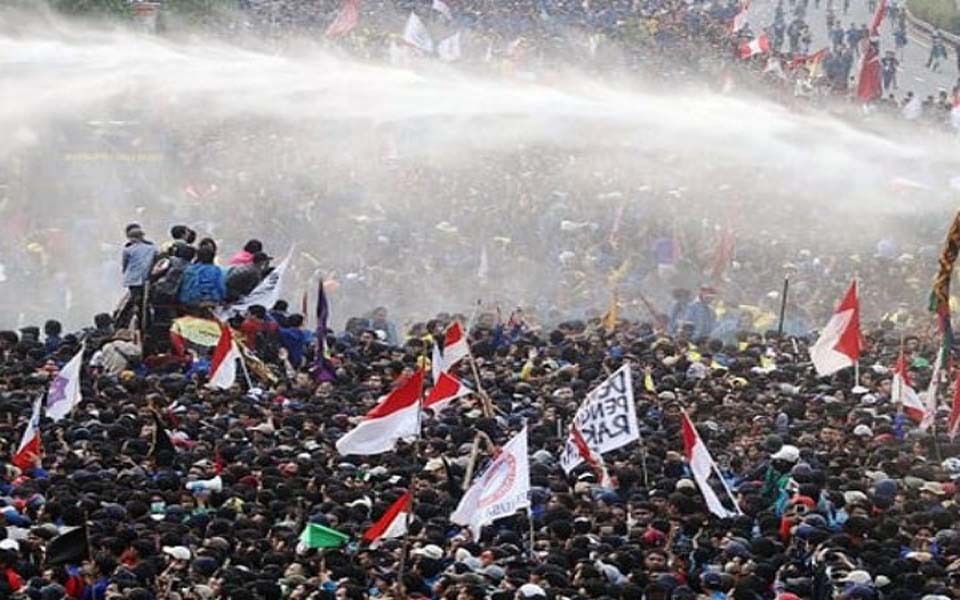 Police spray protesters with water in front of DPR building (Pamarta Nusantara)