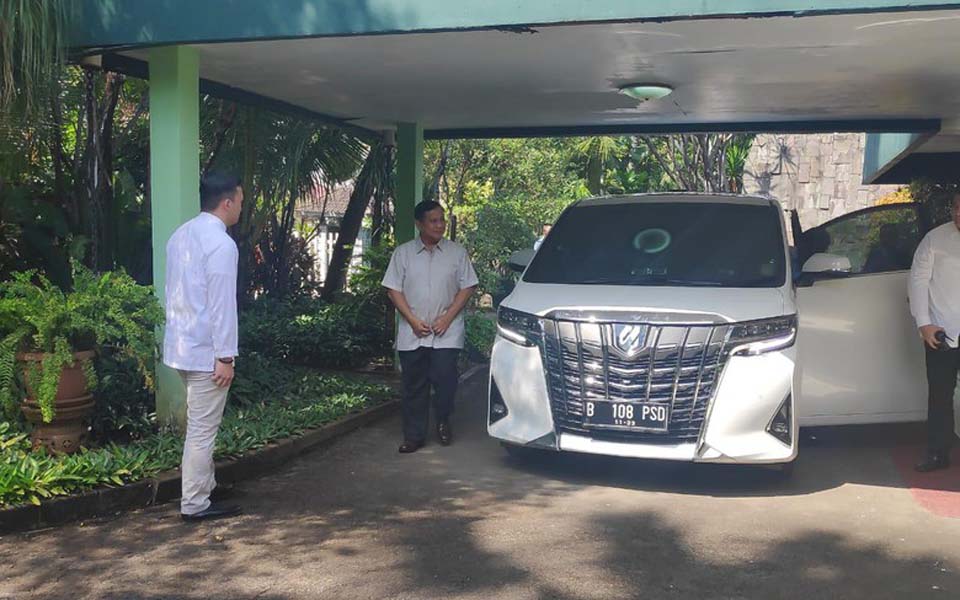 Prabowo being greeted by Tutut Suharto – June 5, 2019 (Detik)