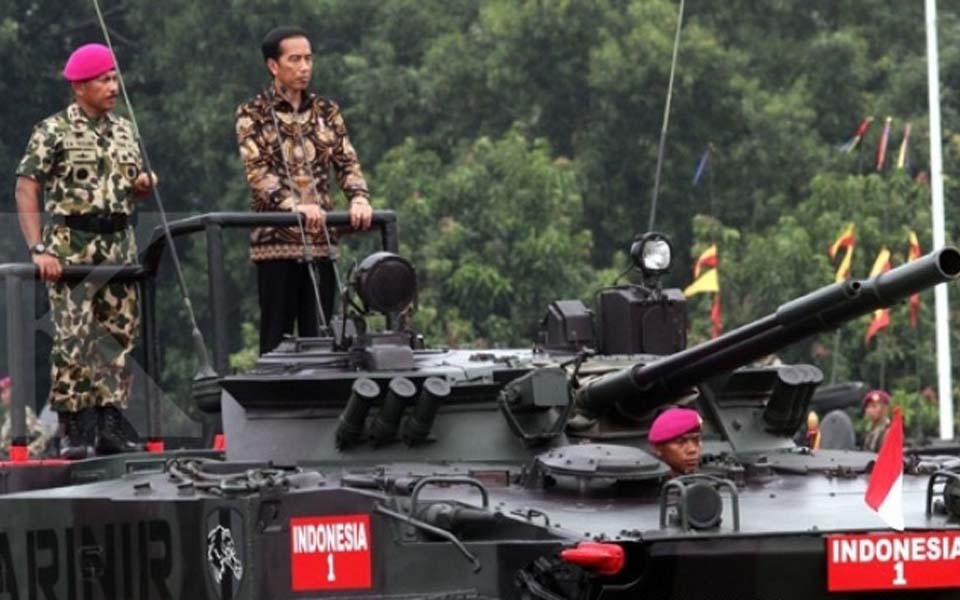 President Widodo rides on marine tank (Warta Kota)