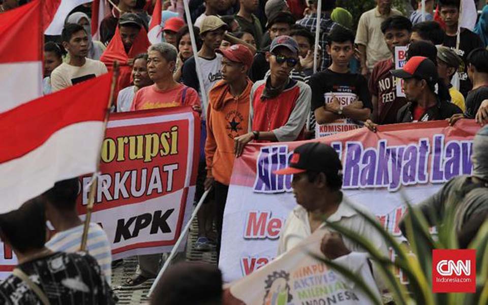 Pro-law revision protesters in front of the KPK building – September 14, 2019 (CNN)