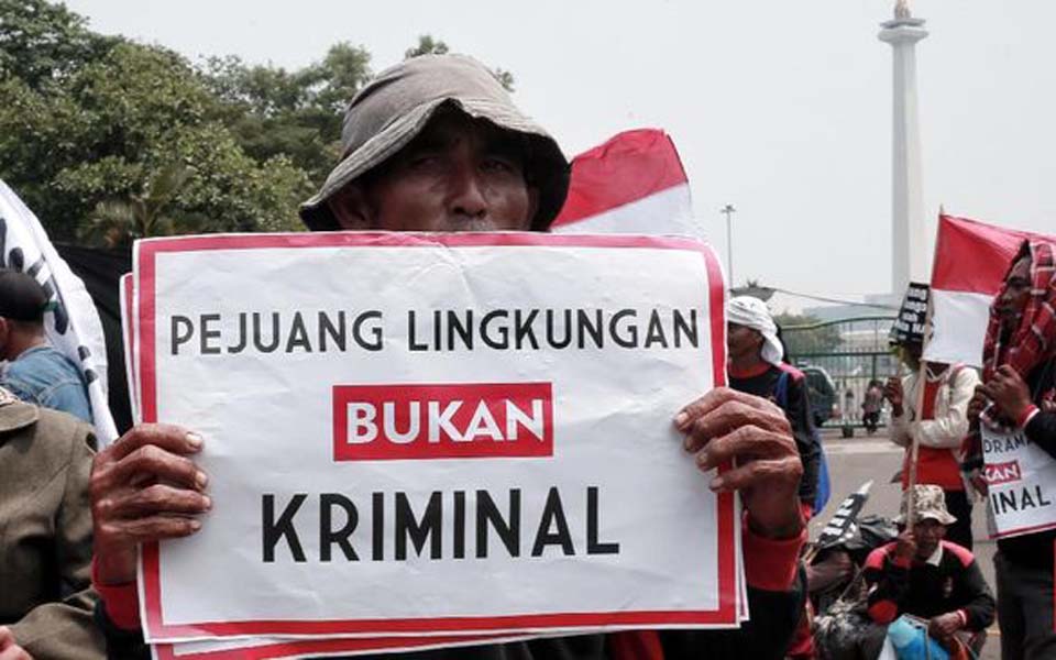 Protest in Jakarta against criminalisation of environmental activists (CNN)