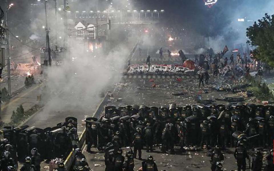 Protesters and police clash in front of Bawaslu building – May 22, 2019 (CNN)