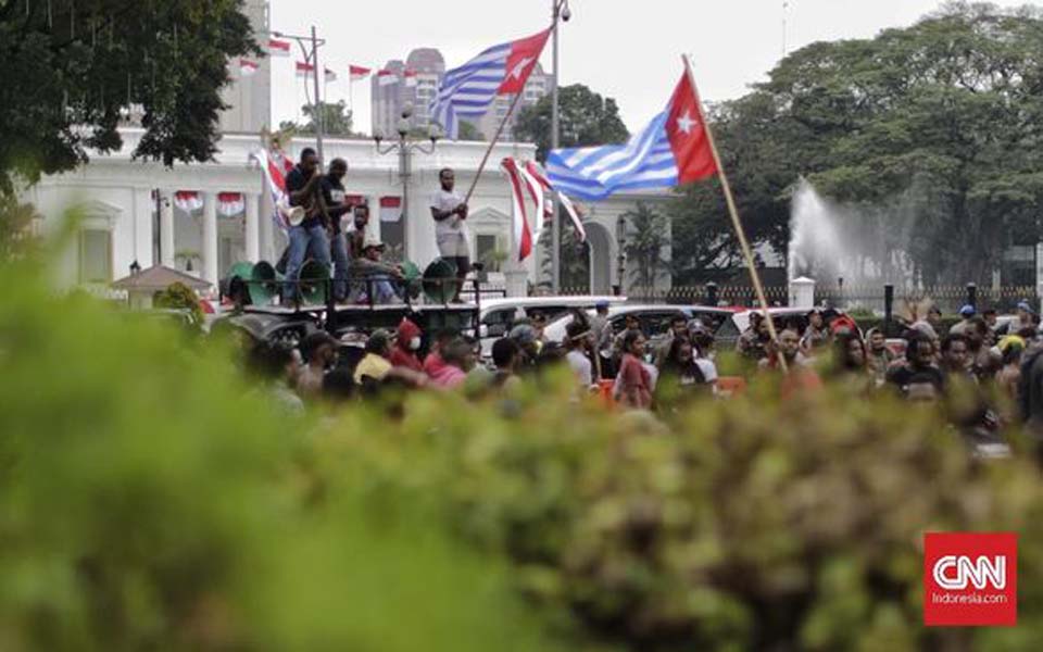 Protesters raise Morning Star flag during rally at State Palace – August 28, 2019 (CNN)