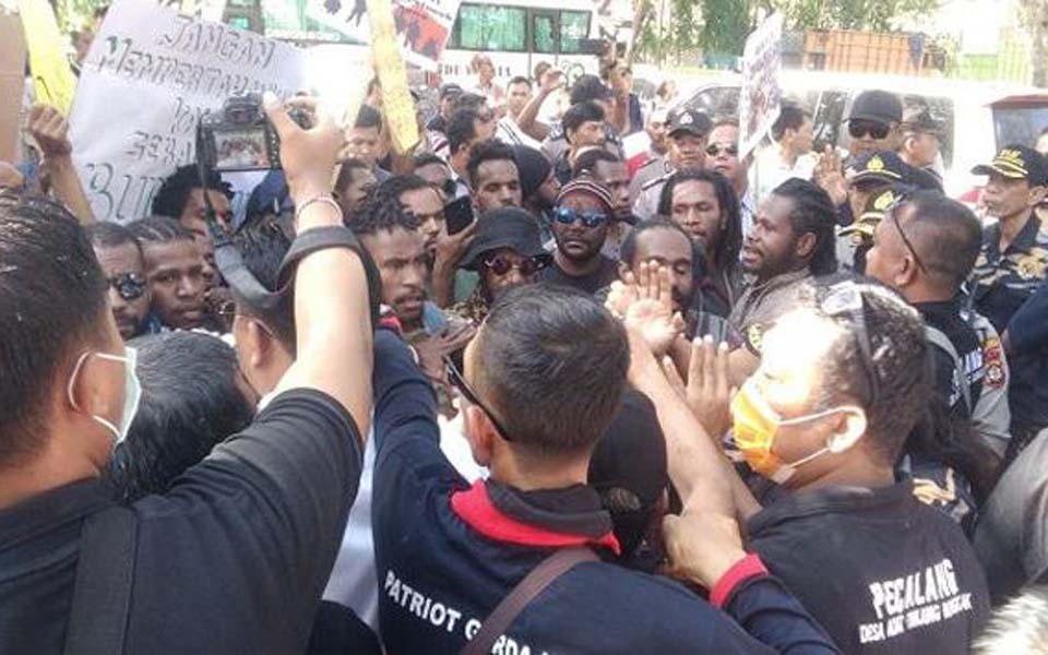Protesters scuffle with local group at rally in Denpasar – July 6, 2019 (Riau Aktual)