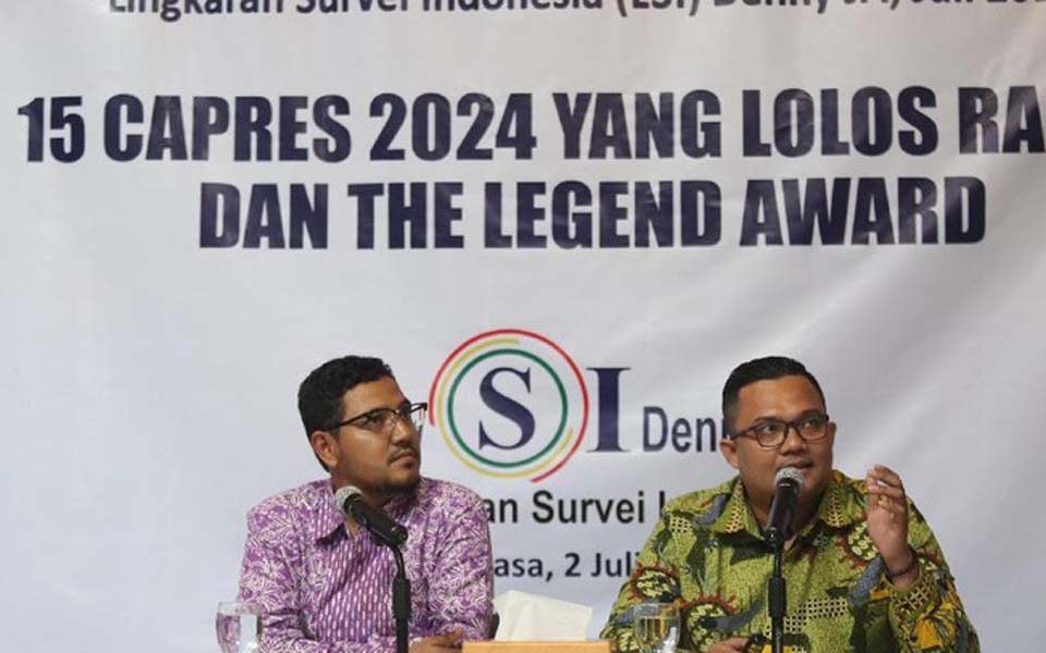 Rully Akbar (right) speaking at LSI Denny JA press conference – July 2, 2019 (Detik)