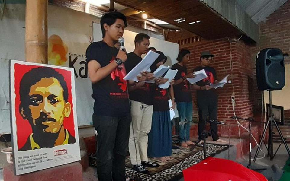 Seven young people reading out the Munir TPF report in Medan – October 16, 2019 (Detik)