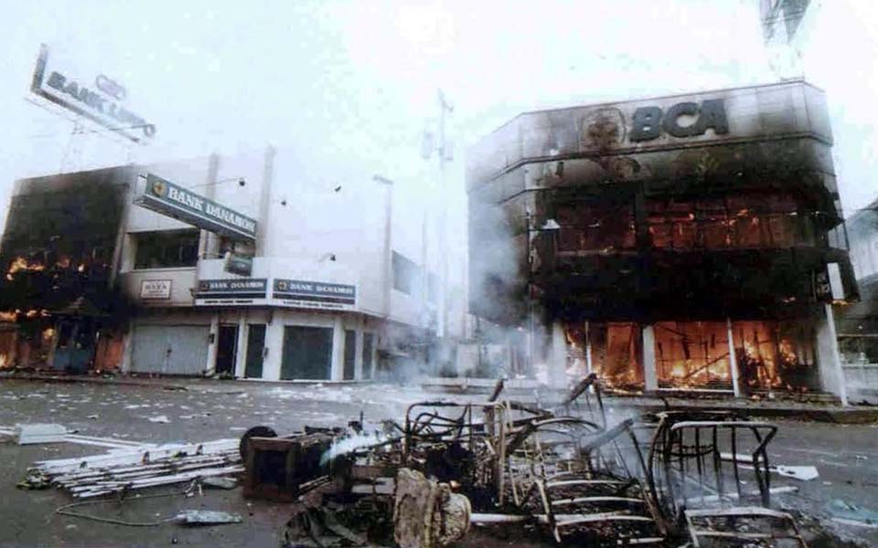 Shops on fire during May 1998 riots (Liputan 6)