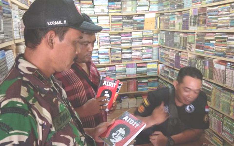 Soldiers raid bookshop in Kediri – December 26, 2018 (Tempo)