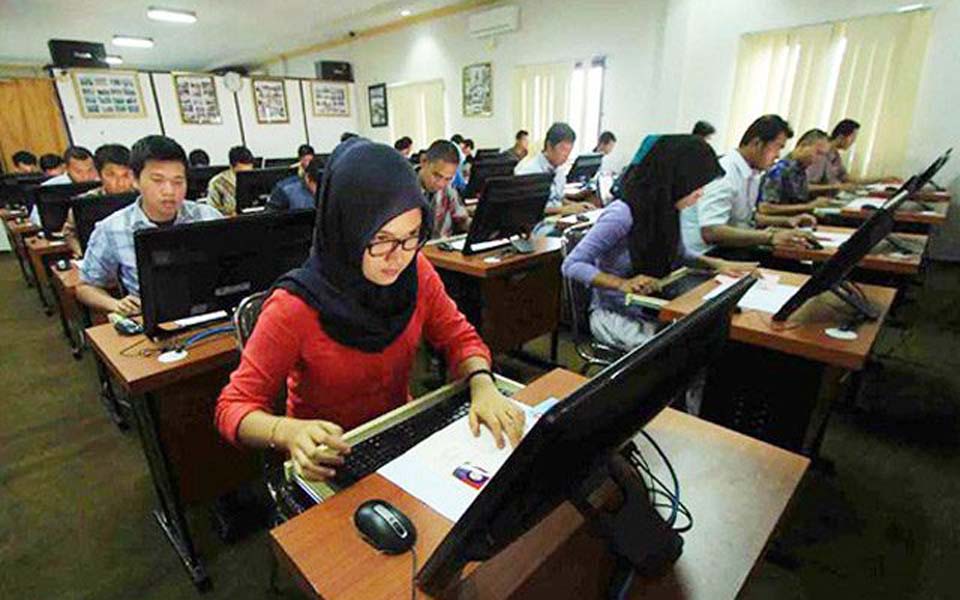 State civil service applicants entrance exam (Jawa Pos)