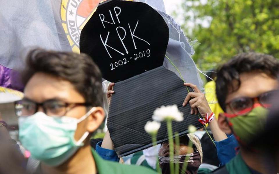 Student at demo holds poster reading ‘Rest in Peace KPK 2002-2019’ (Detik)
