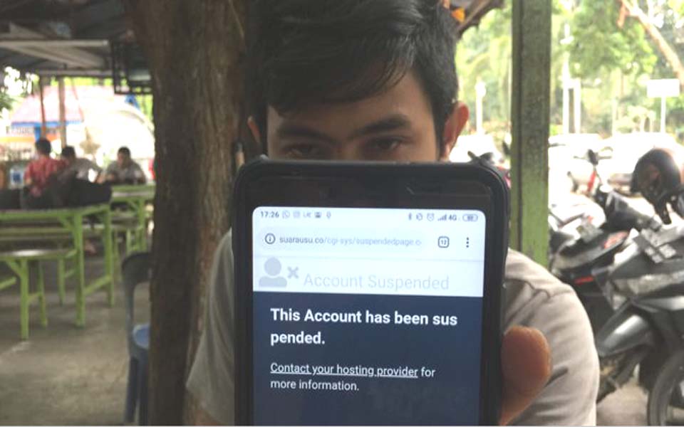 Student displays suspended Voice of USU website (Jawa Pos)