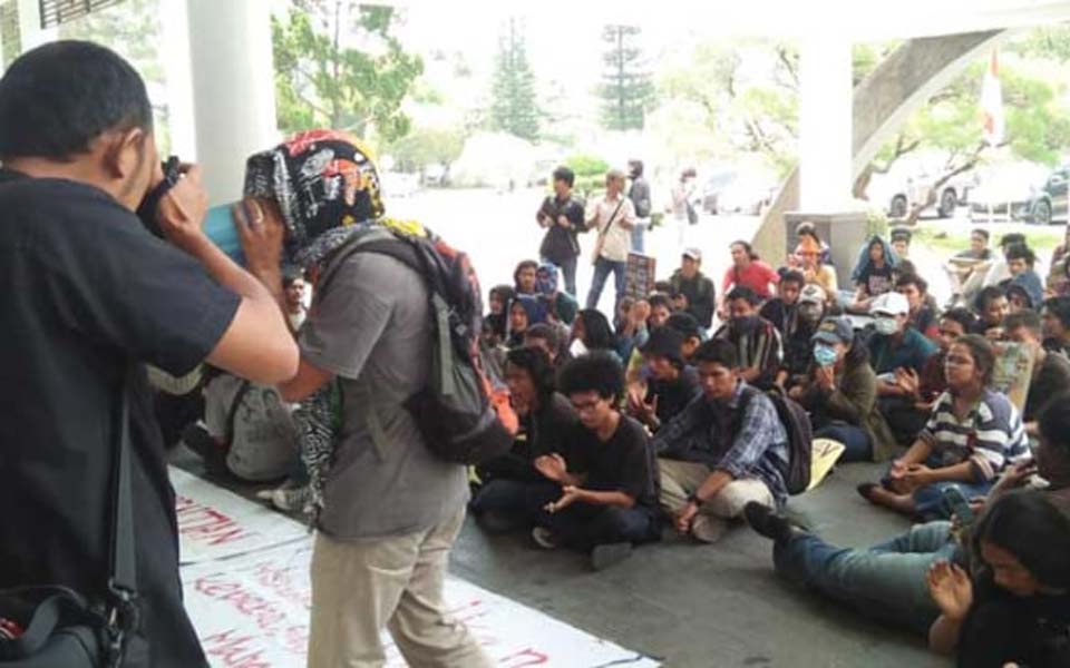 Student protest in front of USU rectorate – March 29, 2019 (Sumut News)