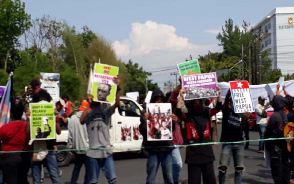 Students hold rally at UGM traffic circle demanding referendum – December 1, 2019 (Tempo)