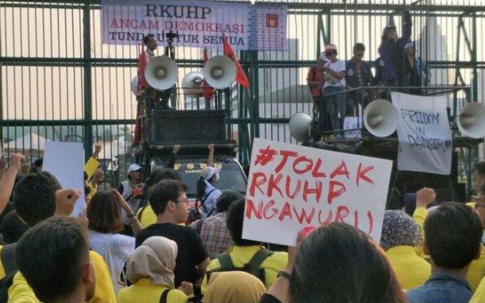 Students rally against RKUHP in front of the DPR – September 16, 2019 (Kompas)