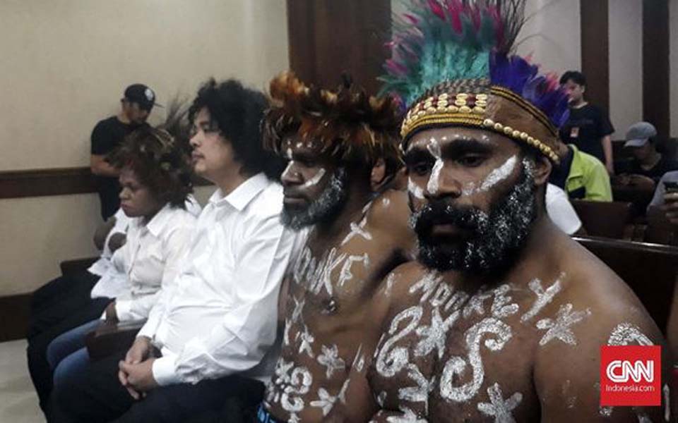 Surya Anta (wearing white) and Papuan defendants at first treason trial hearing – December 16, 2019 (CNN)