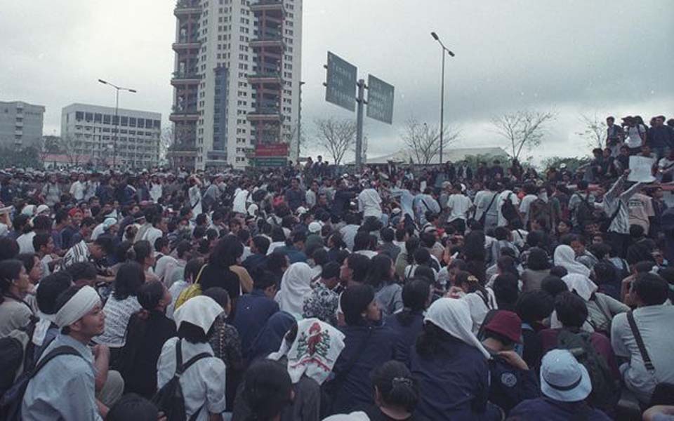 Trisakti University students demand reformasi – May 12, 1998 (Kompas)