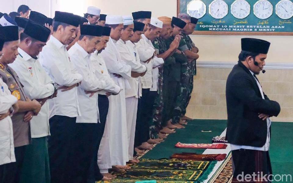Widodo and senior officials pray for rain in Pekanbaru -- September 17, 2019 (Detik)