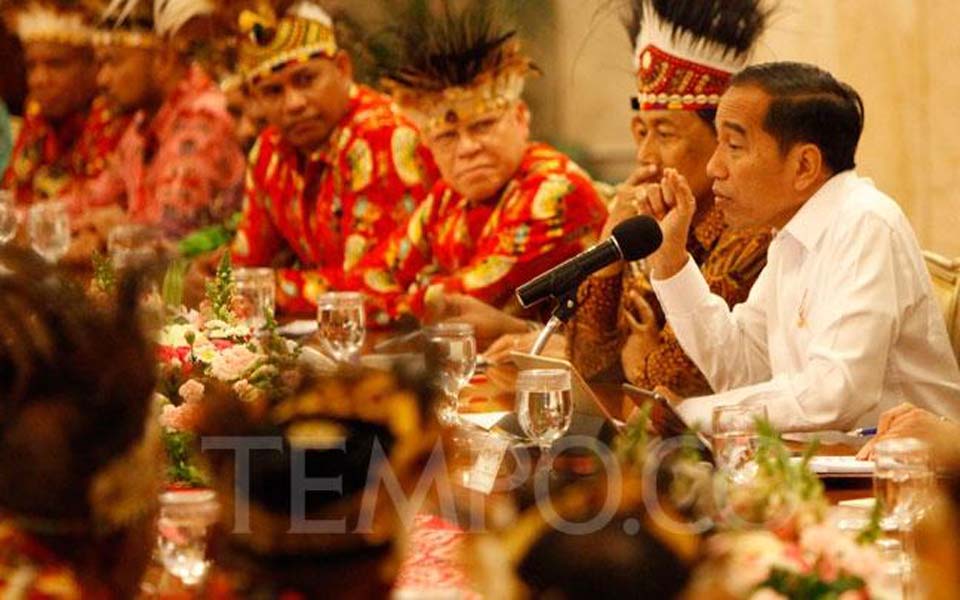 Widodo (right) speaks with Papuan figures at Palace – September 10, 2019 (Tempo)