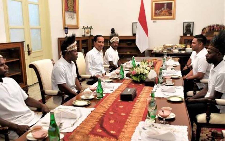 Widodo talking with Love the Country Gapura Festival and Papua Yapen Islands reps – September 3, 2019 (Antara)