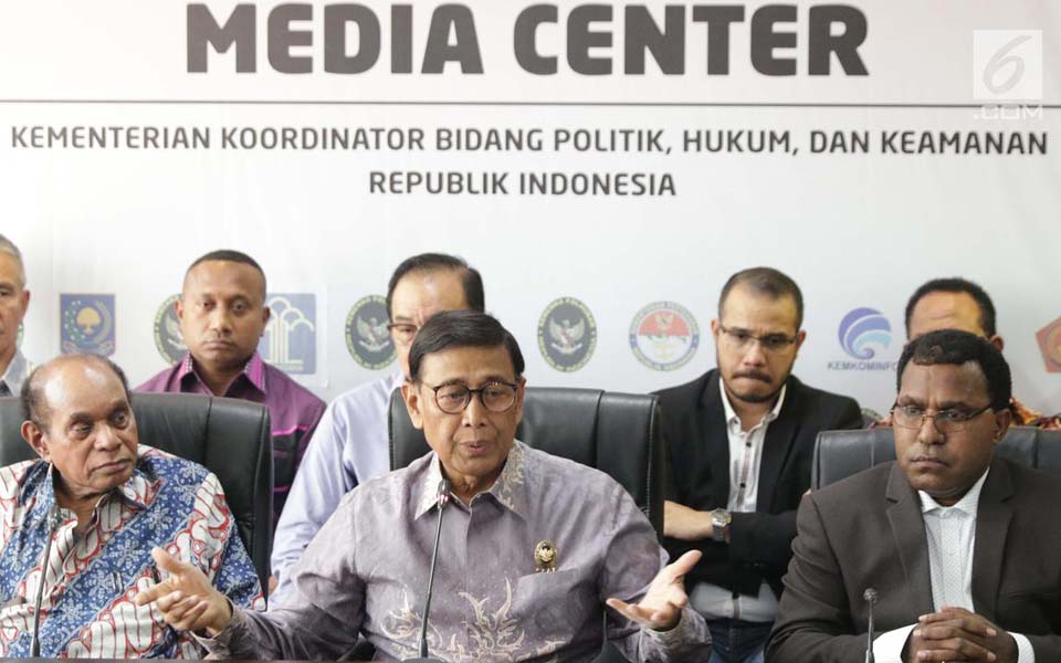 Wiranto (centre) and Papuan figures at press conference explaining Papua situation – August 30, 2019 (Liputan 6)