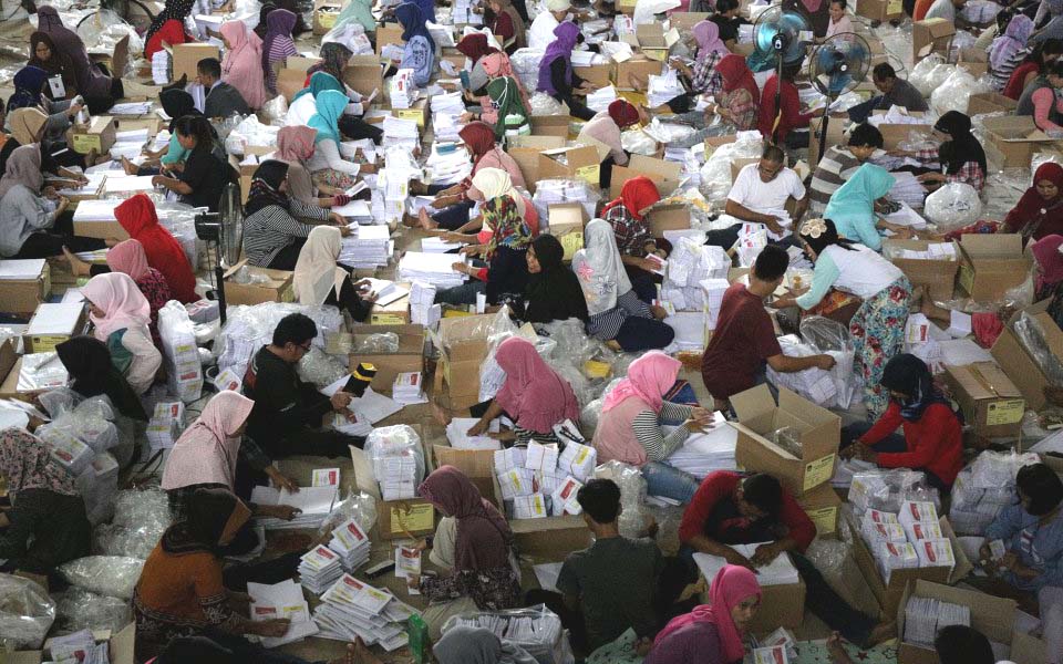 Workers fold ballot papers at KPU building in Bogor – March 2, 2019 (Kata Data)