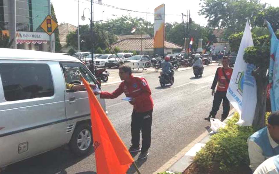 Workers hand out leaflets to motorists in Karawang – August 13, 2019 (Buruh)