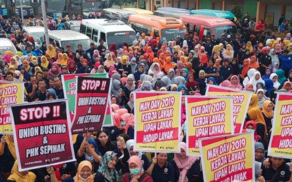 Workers in Pasuruan prepare to join May Day in Surabaya – May 1, 2019 (Tribune)