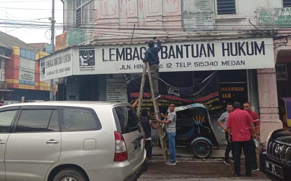 Workers repair LBH Medan offices after molotov cocktail attack – October 19, 2019 (Istimewa)
