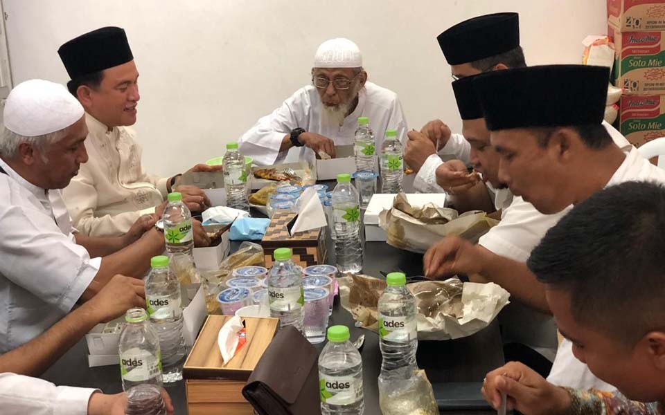 Yusril Ihza Mahendra eating with Abu Bakar Bashir (Istimewa)