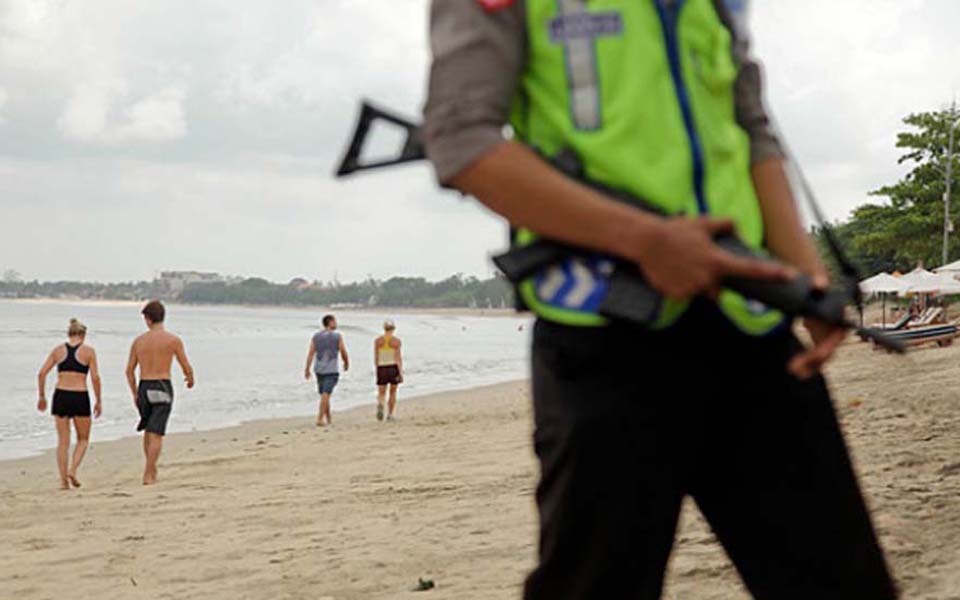 Police officer guard Kuta Beach Bali (Johannes P. Christo)