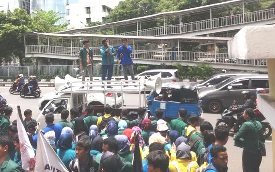 BEM students protest in front of National Election Commission (Tribune)